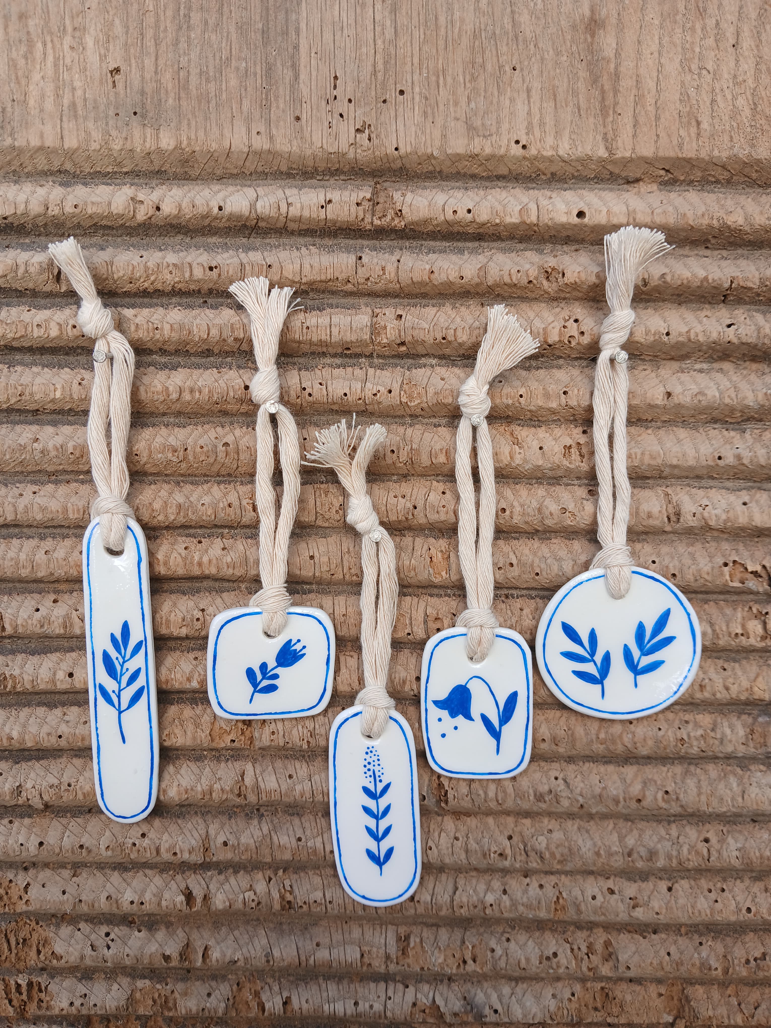 Lot de 5 suspensions Jardin en argile blanche peinte en bleu, sur bois
