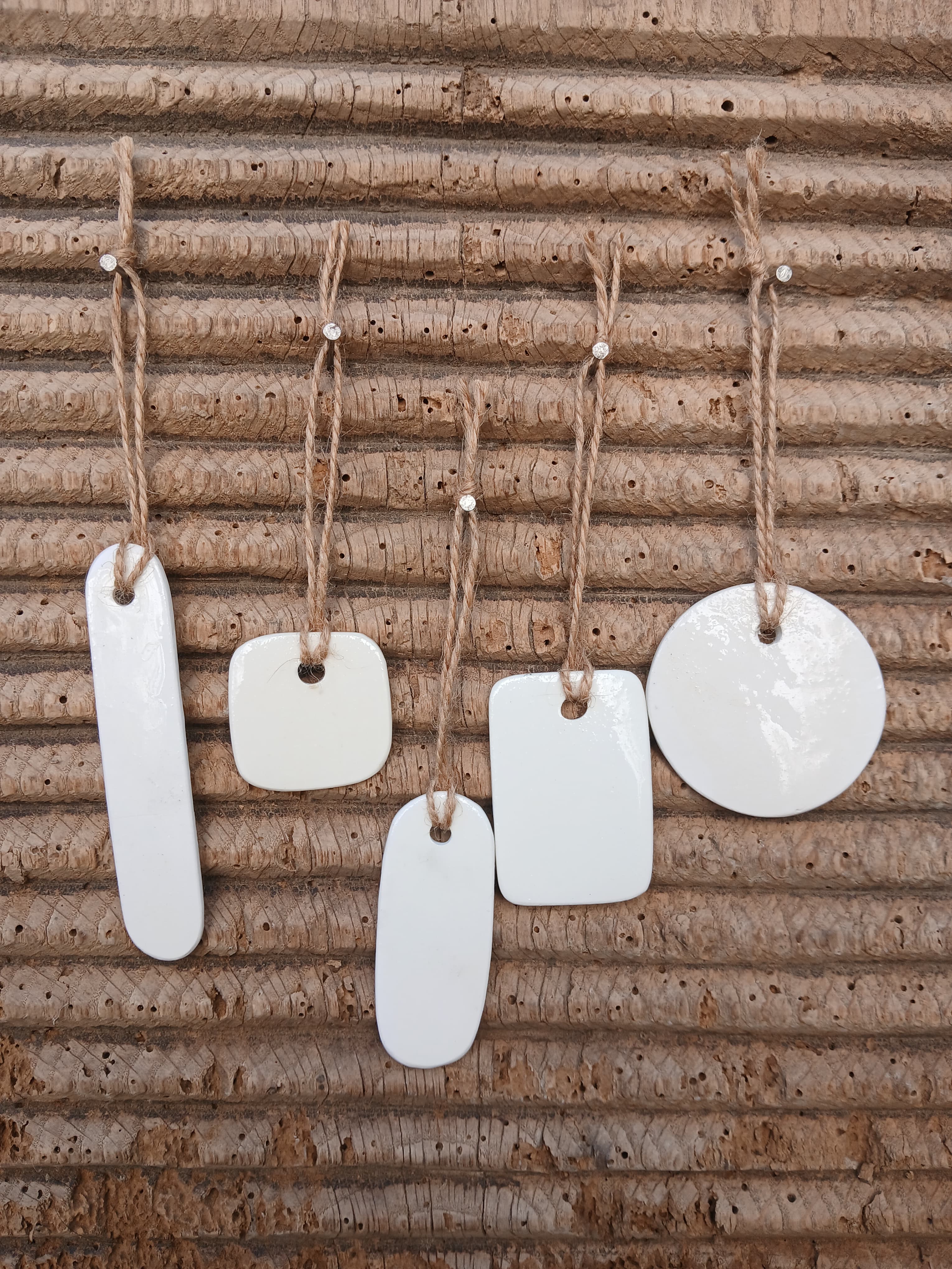 Lot de 5 suspensions Jardin en argile blanche naturelle, cordon en jute, sur bois