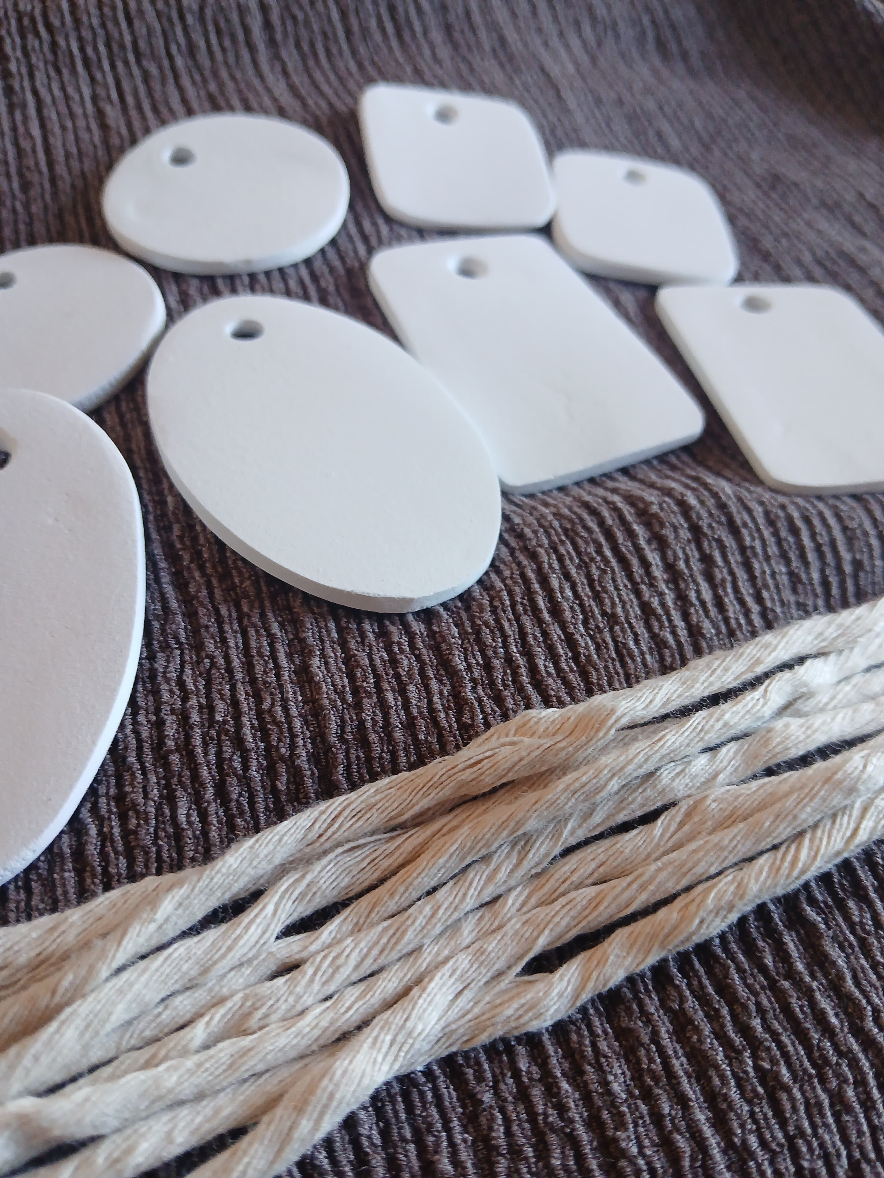 Formes vierges en argile autodurcissante et cordons en macramé pour suspensions DIY
